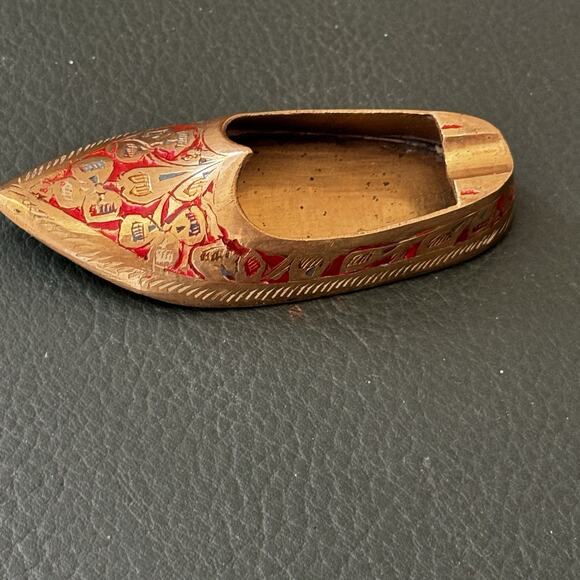 Vintage Brass Shoe Ashtray Hand Etched Red Slipper India Genie Aladdin - Picture 10 of 16